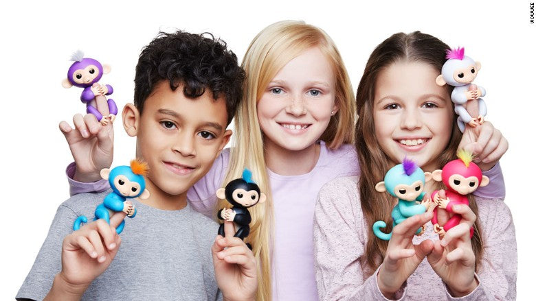 Jucarie interactiva cu baterii Fingerlings