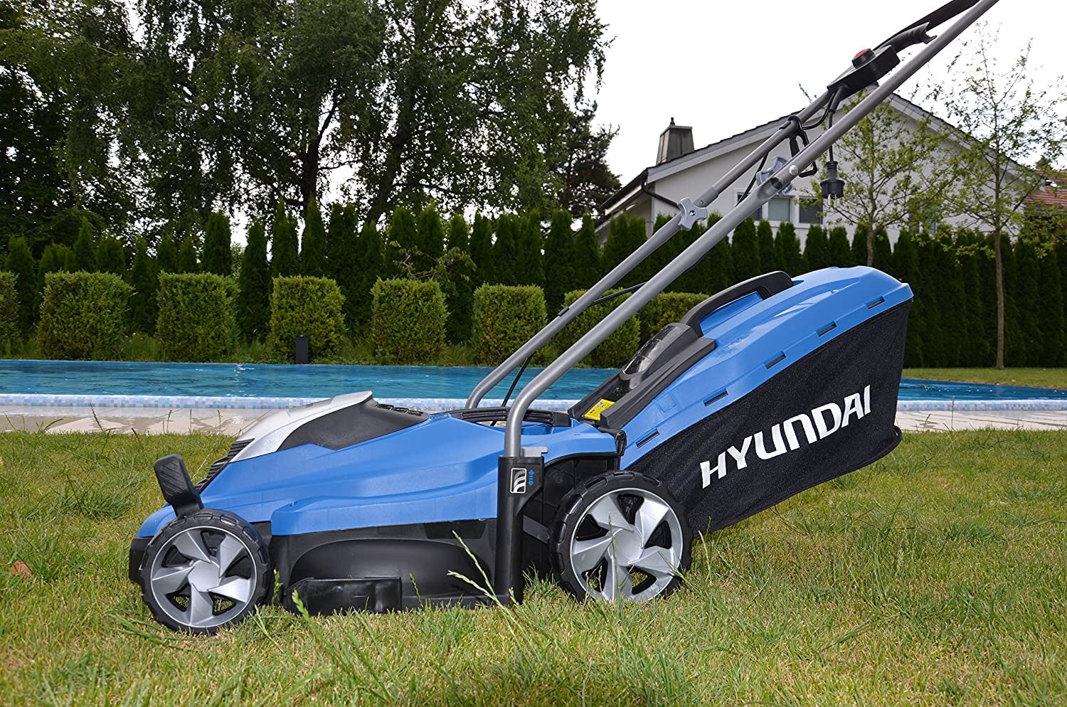 Masina electrica de tuns iarba/gazon HYUNDAI, cu maner pliabil si cos colector, 1200w