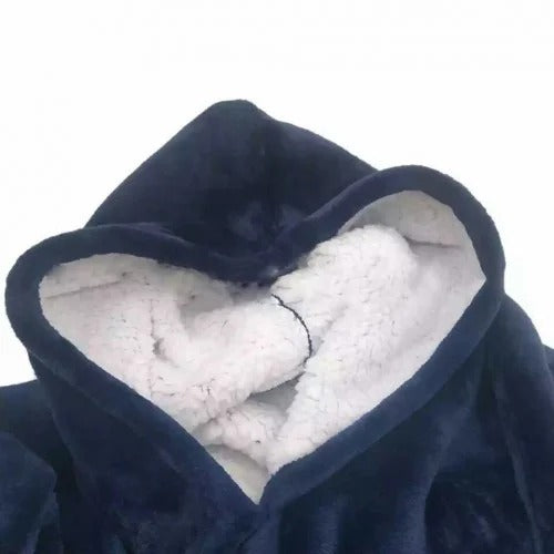 Patura cu maneci stil hanorac cu gluga si buzunar Huggle Hoodie