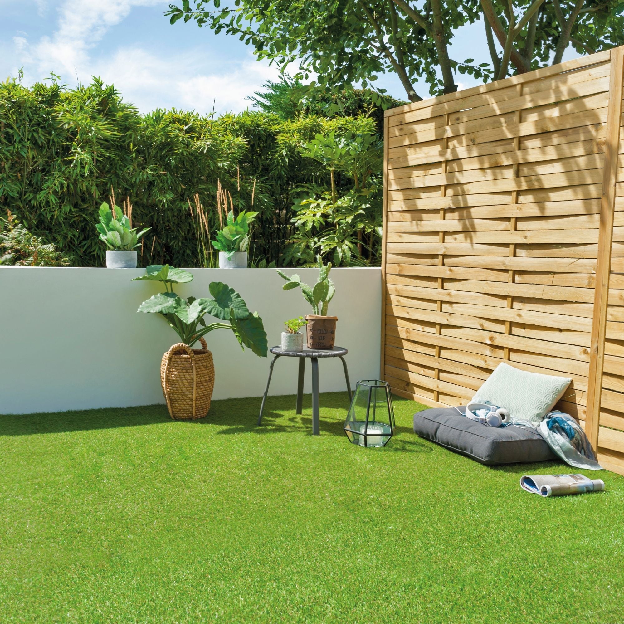 Gazon artificial premium, inaltime fir 35 mm, rezistenta UV, cu drenaj apa , latime 200cm x m2