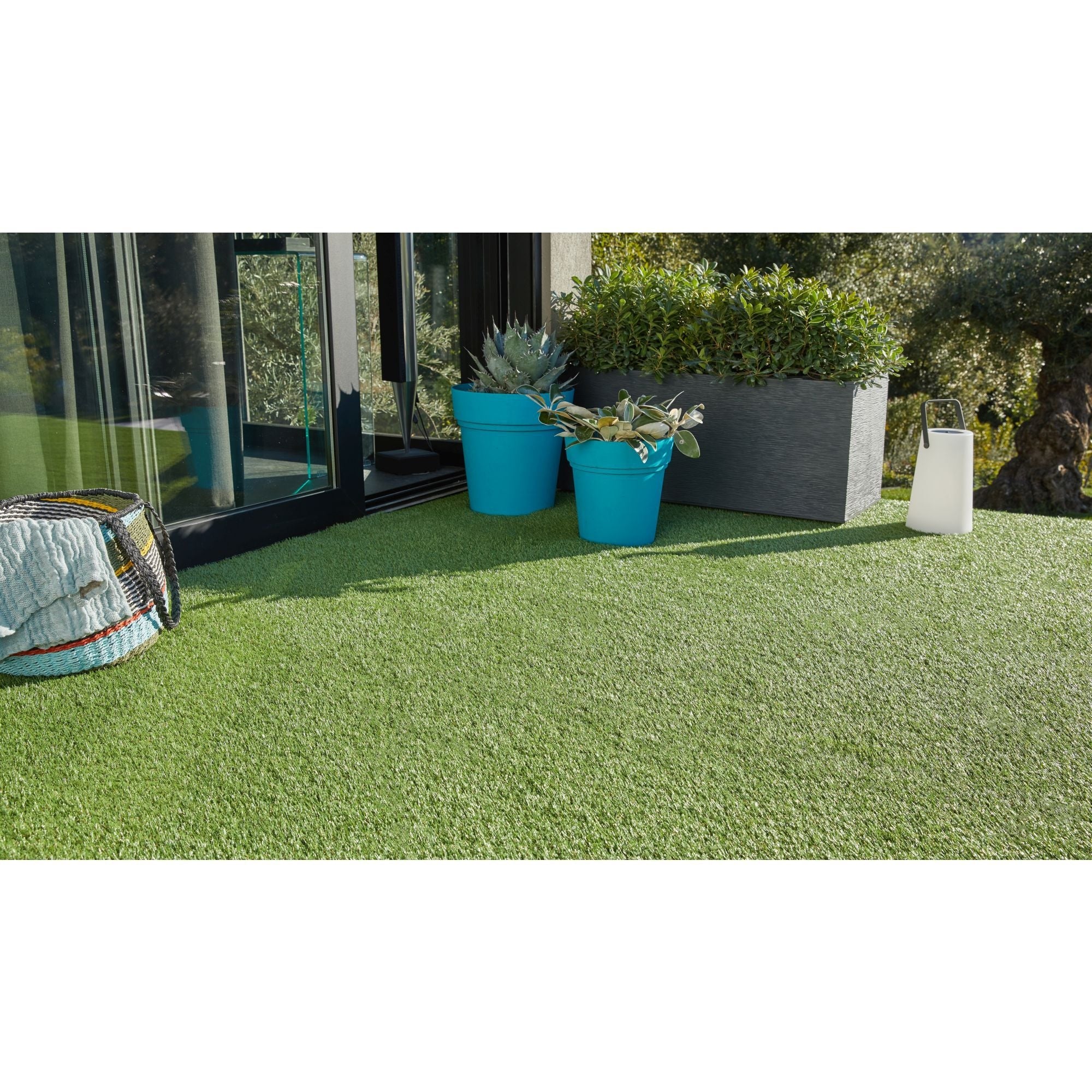 Gazon artificial premium, inaltime fir 35 mm, rezistenta UV, cu drenaj apa , latime 200cm x m2