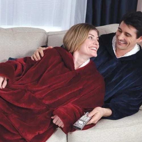 Patura cu maneci stil hanorac cu gluga si buzunar Huggle Hoodie