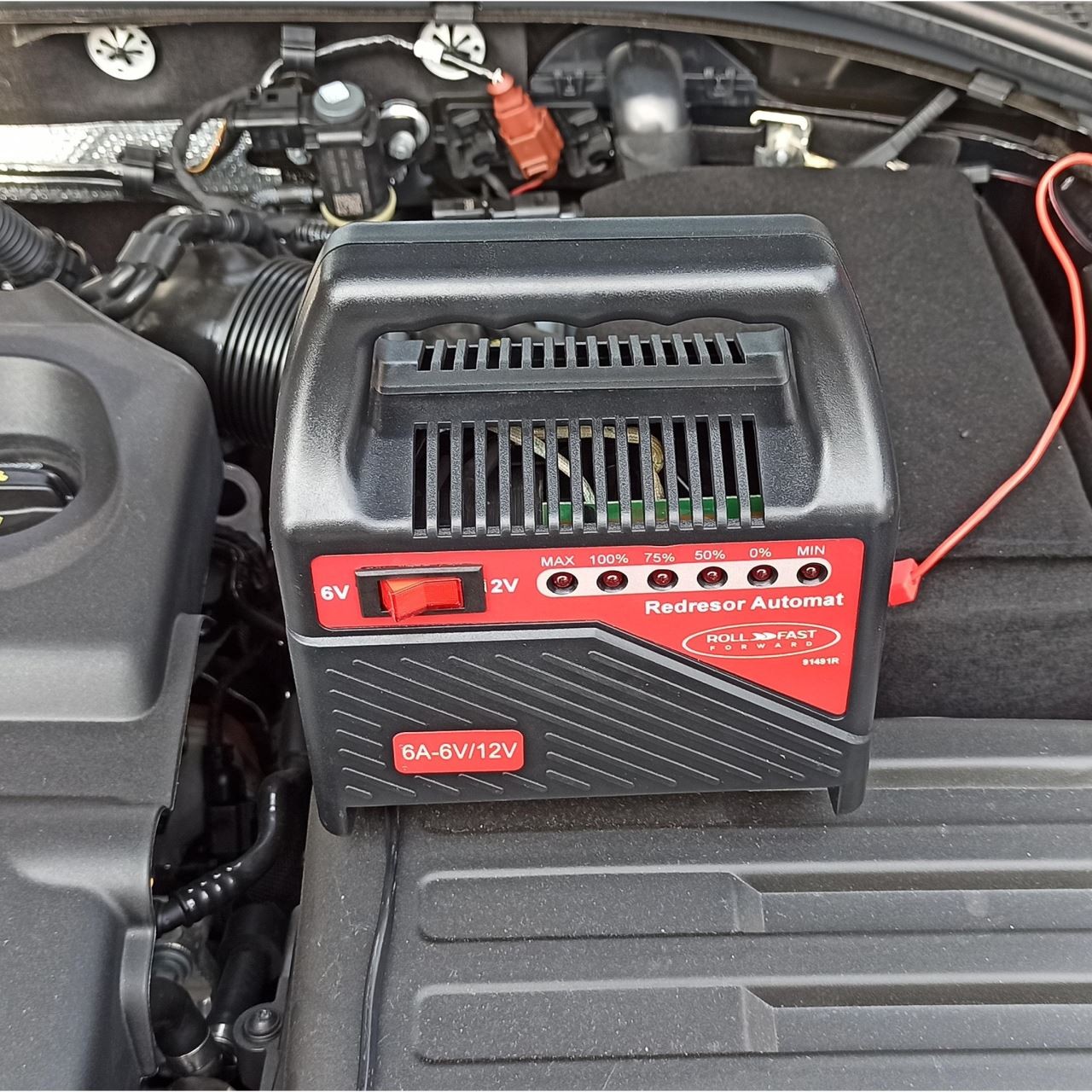 Redresor automat pentru acumulatori auto/moto, 6A, 6V/12V