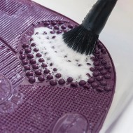 Pernuta de curatare pentru pensule de machiaj